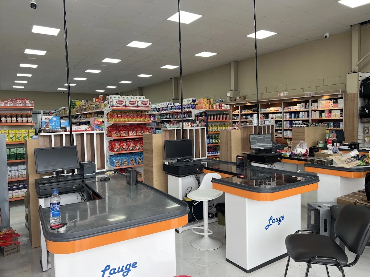 Interior de Súper Oriental: sector de cajas y góndolas con productos